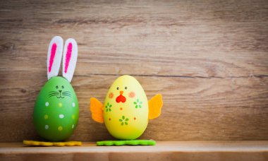 Paskalya bahar kartı - Ahşap arka planda renkli tavşan ve tavuk boyalı yumurta