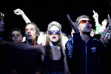 BONTIDA - 19 Haziran 'da Romanya' nın Bontida kentindeki Banffy şatosunda 19 Haziran 2014 'te düzenlenen Electric Castle Festivali' nde düzenlenen canlı konser sırasında bir grup parti insanı