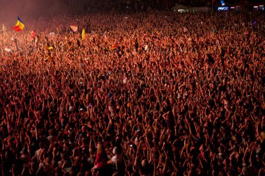 CLUJ-NAPOCA, ROMANIA - 3 AĞUSTOS 2015: Avrupa Gençlik Başkentinde düzenlenen Anlatılmamış Festivalde kalabalık eğleniyor