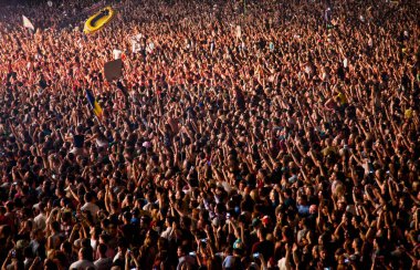 CLUJ-NAPOCA, ROMANIA - 3 AĞUSTOS 2015: Avrupa Gençlik Başkentinde düzenlenen Anlatılmamış Festivalde kalabalık eğleniyor