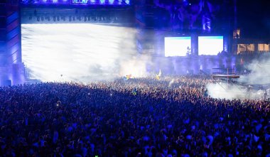 CLUJ-NAPOCA, ROMANIA - 3 AĞUSTOS 2015: Avrupa Gençlik Başkentinde düzenlenen Anlatılmamış Festivalde kalabalık eğleniyor