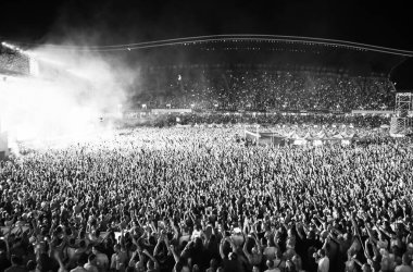 CLUJ-NAPOCA, ROMANIA - 3 AĞUSTOS 2015: Avrupa Gençlik Başkentinde düzenlenen Anlatılmamış Festivalde kalabalık eğleniyor