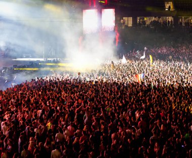 CLUJ-NAPOCA, ROMANIA - 3 AĞUSTOS 2015: Avrupa Gençlik Başkentinde düzenlenen Anlatılmamış Festivalde kalabalık eğleniyor