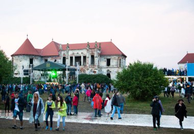 BONTIDA - 19 Haziran, Romanya 'nın Bontida kentindeki Banffy şatosunda 19 Haziran 2014' te düzenlenen Elektrik Şatosu Festivali 'nde dinleniyor