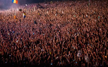 CLUJ-NAPOCA, ROMANIA - 3 AĞUSTOS 2015: Avrupa Gençlik Başkentinde düzenlenen Anlatılmamış Festivalde kalabalık eğleniyor