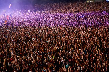 CLUJ-NAPOCA, ROMANIA - 3 AĞUSTOS 2015: Avrupa Gençlik Başkentinde düzenlenen Anlatılmamış Festivalde kalabalık eğleniyor