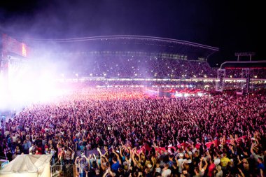 CLUJ-NAPOCA, ROMANIA - 3 AĞUSTOS 2015: Avrupa Gençlik Başkentinde düzenlenen Anlatılmamış Festivalde kalabalık eğleniyor