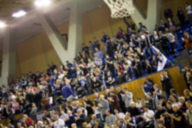 Basketbol sahasındaki kalabalığın geçmişi bulanık.