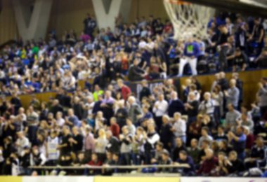 Basketbol sahasındaki kalabalığın geçmişi bulanık.