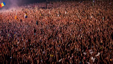 CLUJ-NAPOCA, ROMANIA - 3 AĞUSTOS 2015: Avrupa Gençlik Başkentinde düzenlenen Anlatılmamış Festivalde kalabalık eğleniyor