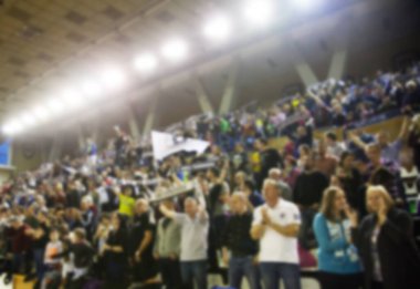 Basketbol sahasındaki kalabalığın geçmişi bulanık.