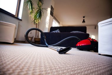 Halıdaki elektrikli süpürge.