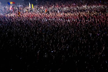 CLUJ-NAPOCA, ROMANIA - 3 AĞUSTOS 2015: Avrupa Gençlik Başkentinde düzenlenen Anlatılmamış Festivalde kalabalık eğleniyor