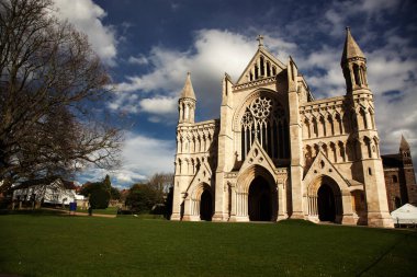 Güneşli bir günde St. Albans Katedrali