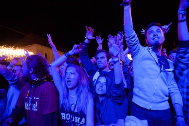 BONTIDA - 19 Haziran 'da Romanya' nın Bontida kentindeki Banffy şatosunda 19 Haziran 2014 'te düzenlenen Electric Castle Festivali' nde düzenlenen canlı konser sırasında bir grup parti insanı