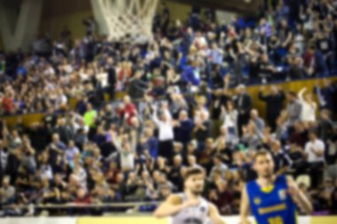 Basketbol sahasındaki kalabalığın geçmişi bulanık.