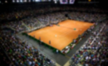 Spor sahasının ve kalabalığın odaklanmamış arka planı