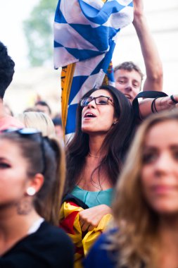 BONTIDA - 28 Haziran: Romanya 'nın Bontida kentindeki Banffy şatosunda 28 Haziran 2015' te Electric Castle Festivali 'nde düzenlenen canlı konser sırasında bir grup parti insanı