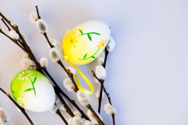 Yumurtalar, söğüt dalları ve dekorasyonlu paskalya arkaplanı