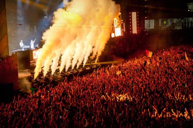 CLUJ-NAPOCA, ROMANIA - 3 AĞUSTOS 2015: Avrupa Gençlik Başkentinde düzenlenen Anlatılmamış Festivalde kalabalık eğleniyor
