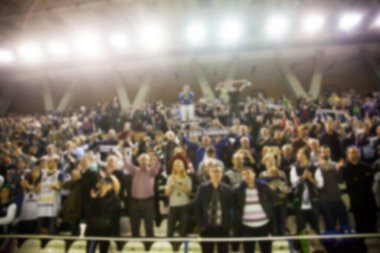 Basketbol sahasındaki kalabalığın geçmişi bulanık.