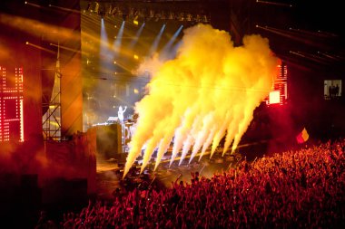 CLUJ-NAPOCA, ROMANIA - 3 AĞUSTOS 2015: Avrupa Gençlik Başkentinde düzenlenen Anlatılmamış Festivalde kalabalık eğleniyor