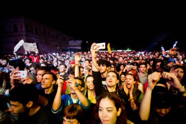 BONTIDA - 28 Haziran: Romanya 'nın Bontida kentindeki Banffy şatosunda 28 Haziran 2015' te Electric Castle Festivali 'nde düzenlenen canlı konser sırasında bir grup parti insanı