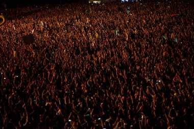 CLUJ-NAPOCA, ROMANIA - 3 AĞUSTOS 2015: Avrupa Gençlik Başkentinde düzenlenen Anlatılmamış Festivalde kalabalık eğleniyor