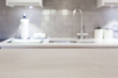 Mutfak içi ve masa arası bulanık