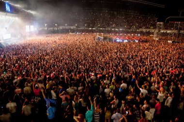 CLUJ-NAPOCA, ROMANIA - 3 AĞUSTOS 2015: Avrupa Gençlik Başkentinde düzenlenen Anlatılmamış Festivalde kalabalık eğleniyor