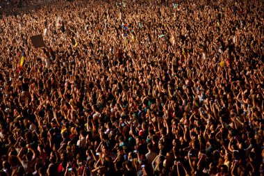 CLUJ-NAPOCA, ROMANIA - 3 AĞUSTOS 2015: Avrupa Gençlik Başkentinde düzenlenen Anlatılmamış Festivalde kalabalık eğleniyor