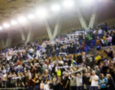 Basketbol sahasındaki kalabalığın geçmişi bulanık.