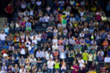 Basketbol sahasındaki kalabalığın geçmişi bulanık.