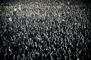 CLUJ-NAPOCA, ROMANIA - 3 AĞUSTOS 2015: Avrupa Gençlik Başkentinde düzenlenen Anlatılmamış Festivalde kalabalık eğleniyor