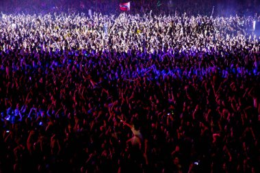 CLUJ-NAPOCA, ROMANIA - 3 AĞUSTOS 2015: Avrupa Gençlik Başkentinde düzenlenen Anlatılmamış Festivalde kalabalık eğleniyor