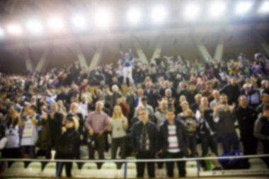 Basketbol sahasındaki kalabalığın geçmişi bulanık.