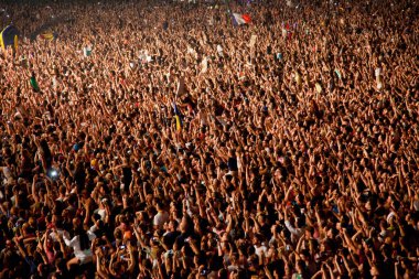 CLUJ-NAPOCA, ROMANIA - 3 AĞUSTOS 2015: Avrupa Gençlik Başkentinde düzenlenen Anlatılmamış Festivalde kalabalık eğleniyor