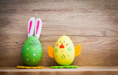 Paskalya bahar kartı - Ahşap arka planda renkli tavşan ve tavuk boyalı yumurta