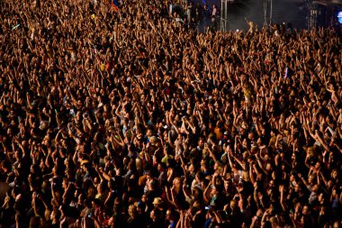 CLUJ-NAPOCA, ROMANIA - 3 AĞUSTOS 2015: Avrupa Gençlik Başkentinde düzenlenen Anlatılmamış Festivalde kalabalık eğleniyor