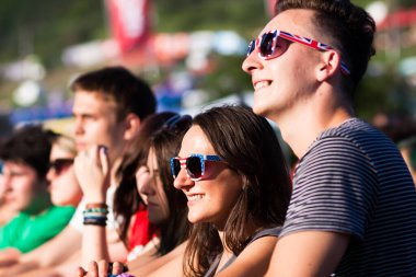 BONTIDA - 20 Temmuz: Romanya 'nın Bontida kentindeki Banffy şatosunda 20 Temmuz 2013' te Electric Castle Festivali 'nde düzenlenen canlı konserde bir grup parti insanı