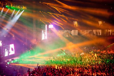 CLUJ-NAPOCA, ROMANIA - 3 AĞUSTOS 2015: Avrupa Gençlik Başkentinde düzenlenen Anlatılmamış Festivalde kalabalık eğleniyor