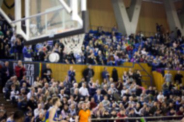 Basketbol sahasındaki kalabalığın geçmişi bulanık.