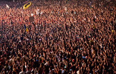 CLUJ-NAPOCA, ROMANIA - 3 AĞUSTOS 2015: Avrupa Gençlik Başkentinde düzenlenen Anlatılmamış Festivalde kalabalık eğleniyor