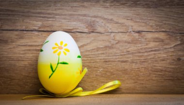 Paskalya bahar kartı - Ahşap arka planda renkli yumurtalar