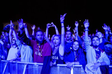 BONTIDA - 19 Haziran 'da Romanya' nın Bontida kentindeki Banffy şatosunda 19 Haziran 2014 'te düzenlenen Electric Castle Festivali' nde düzenlenen canlı konser sırasında bir grup parti insanı