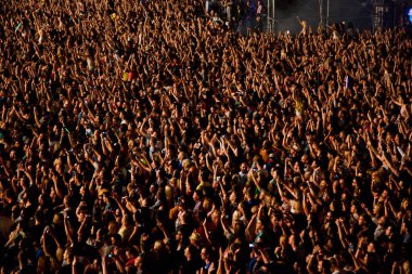 CLUJ-NAPOCA, ROMANIA - 3 AĞUSTOS 2015: Avrupa Gençlik Başkentinde düzenlenen Anlatılmamış Festivalde kalabalık eğleniyor