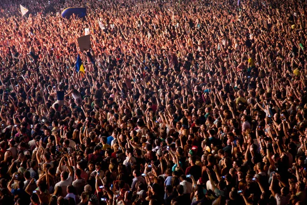 CLUJ-NAPOCA, ROMANIA - 3 AĞUSTOS 2015: Avrupa Gençlik Başkentinde düzenlenen Anlatılmamış Festivalde kalabalık eğleniyor