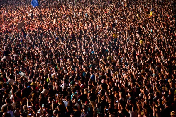 CLUJ-NAPOCA, ROMANIA - 3 AĞUSTOS 2015: Avrupa Gençlik Başkentinde düzenlenen Anlatılmamış Festivalde kalabalık eğleniyor