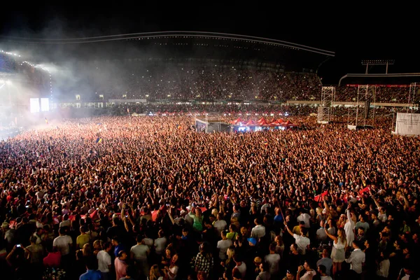 CLUJ-NAPOCA, ROMANIA - 3 AĞUSTOS 2015: Avrupa Gençlik Başkentinde düzenlenen Anlatılmamış Festivalde kalabalık eğleniyor