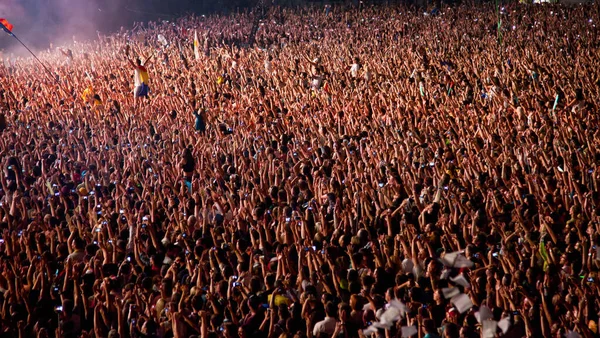 CLUJ-NAPOCA, ROMANIA - 3 AĞUSTOS 2015: Avrupa Gençlik Başkentinde düzenlenen Anlatılmamış Festivalde kalabalık eğleniyor